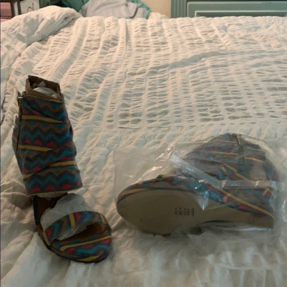 Multicolored wedge with zipper